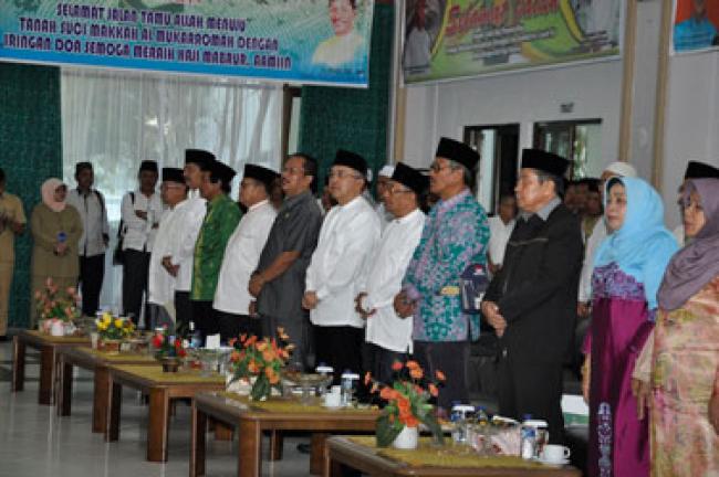 Wagubri Lepas calon jama`ah haji kloter II Embarkasi Batam
